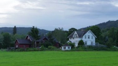 Beyaz gece gece yarısı Norveç'te