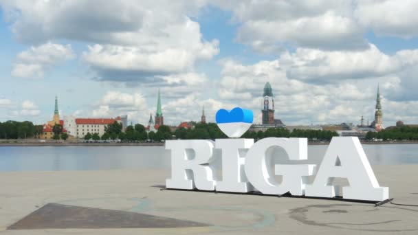 Riga segno e bellissimo paesaggio urbano — Video Stock
