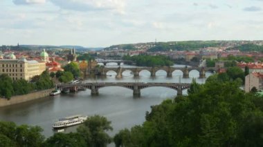 Tuna nehri üzerinden Prag köprüler