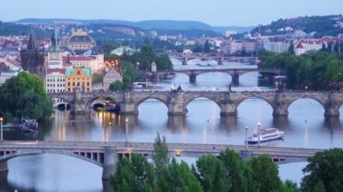 Tuna nehri üzerinden Prag köprüler