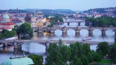 Tuna nehri üzerinden Prag köprüler