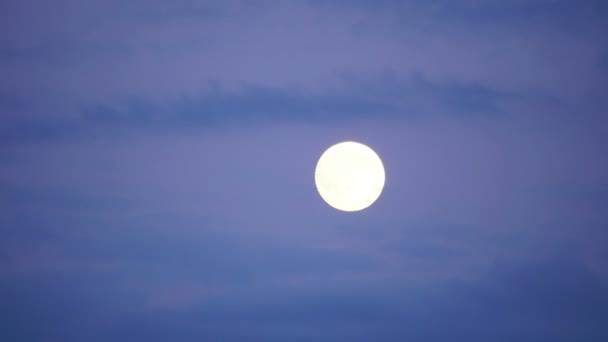 Lua com nuvens no crepúsculo — Vídeo de Stock