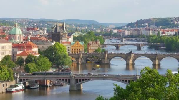 Praga puentes sobre el río Danubio — Vídeos de Stock