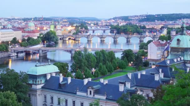 Praag bruggen over de Donau — Stockvideo