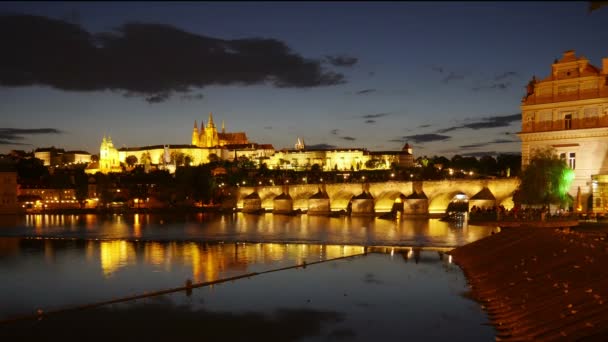 Charles överbryggar och slottet i Prag — Stockvideo