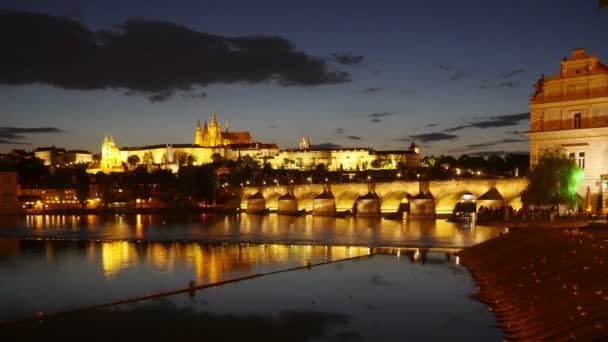 Ponte e Castelo Charles em Praga — Vídeo de Stock