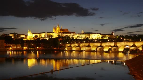 Charles överbryggar och slottet i Prag — Stockvideo