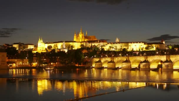 Karelsbrug en het kasteel in Praag — Stockvideo