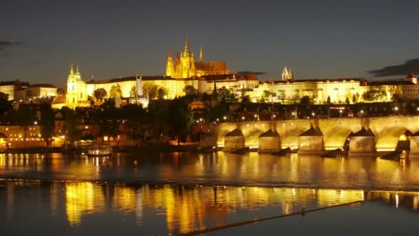 Karlsbrücke und Burg in Prag — Stockvideo