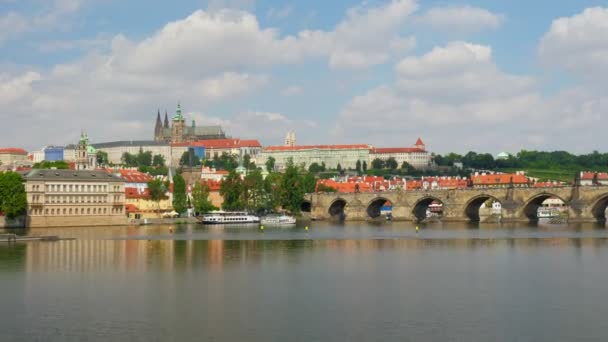 Karelsbrug en het kasteel in Praag — Stockvideo