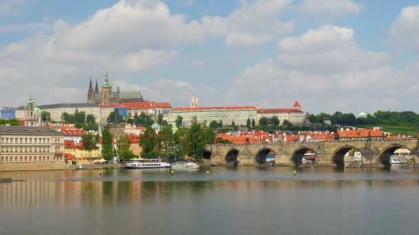 Ponte e Castelo Charles em Praga — Vídeo de Stock