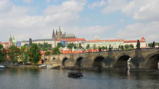 Γέφυρα του Καρόλου και το κάστρο της Πράγας — Αρχείο Βίντεο