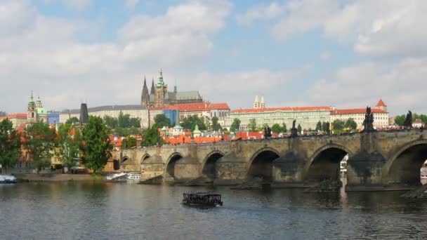 Puente y Castillo de Carlos en Praga — Vídeo de stock