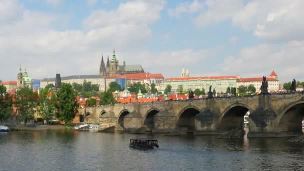 Charles överbryggar och slottet i Prag — Stockvideo