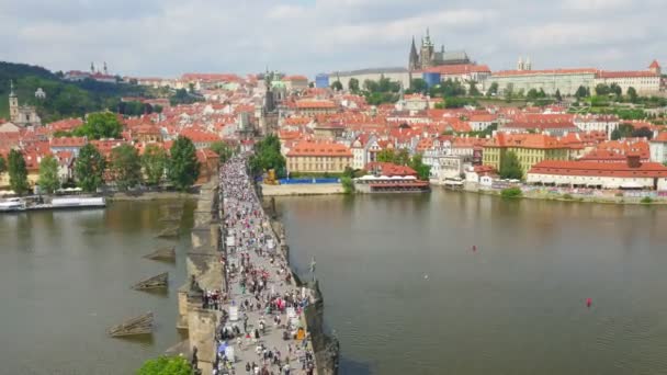 Karelsbrug en het kasteel in Praag — Stockvideo