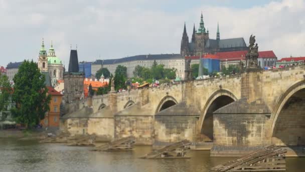 Ponte e Castelo Charles em Praga — Vídeo de Stock