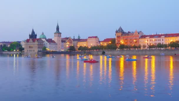 Karelsbrug en het kasteel in Praag — Stockvideo