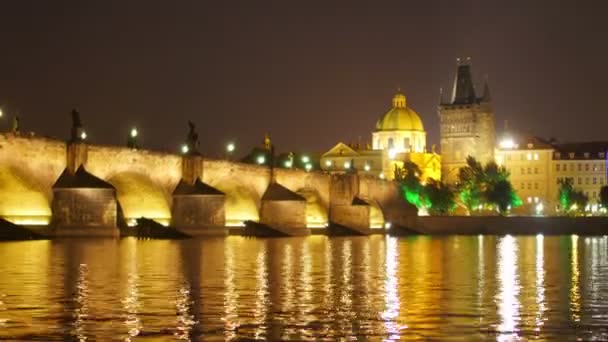 Karelsbrug en het kasteel in Praag — Stockvideo