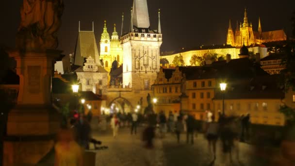 Karelsbrug en het kasteel in Praag — Stockvideo