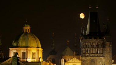 Charles Köprüsü ve Prag Kalesi'ne