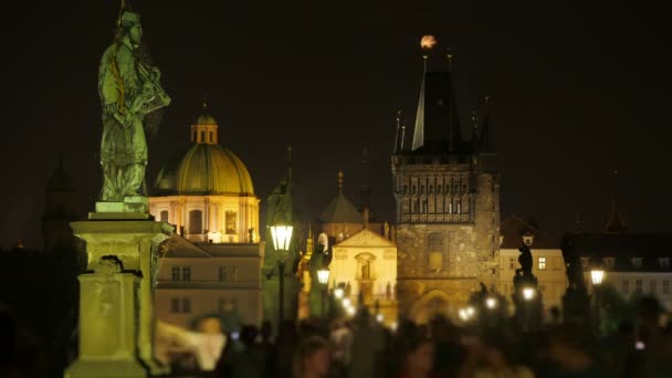 Karelsbrug en het kasteel in Praag — Stockvideo