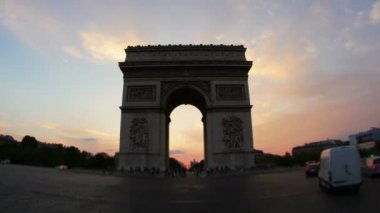 Champs Elysees Paris gün batımında