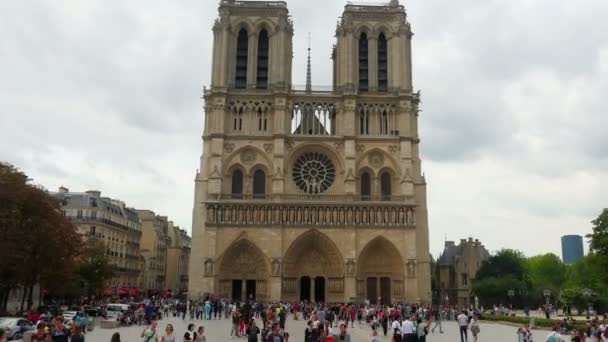 Notre dame Katedrali ve yürüyen turist — Stok video