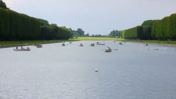 Kano på Versailles palassinnsjø – stockvideo