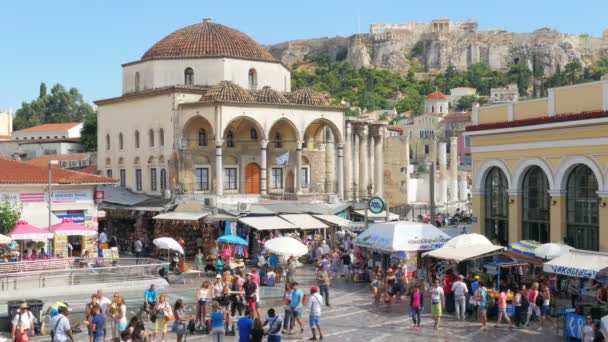 Monastiraki plein en wandelende toeristen — Stockvideo