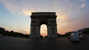 Champs Elysees Paris gün batımında