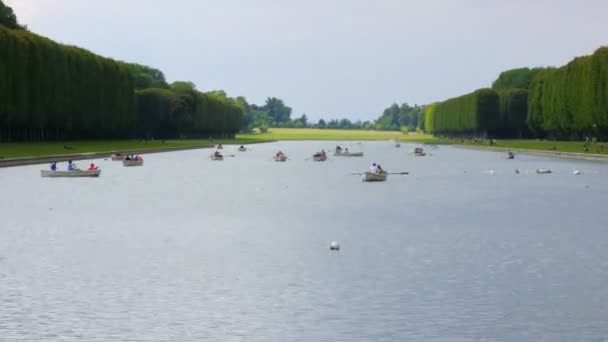 Canoeing on Versailles palace lake — Stock Video