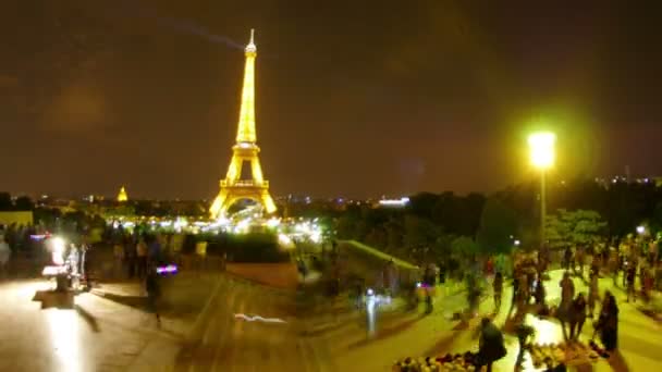 Torre Eiffel à noite — Vídeo de Stock