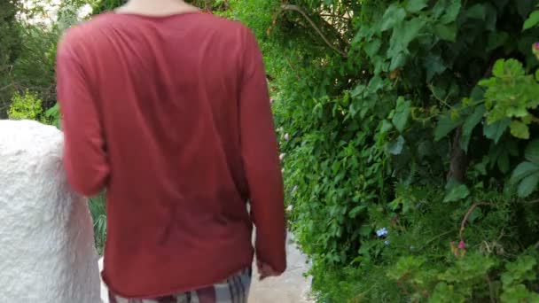 Man lopen op smalle straat van Athene — Stockvideo