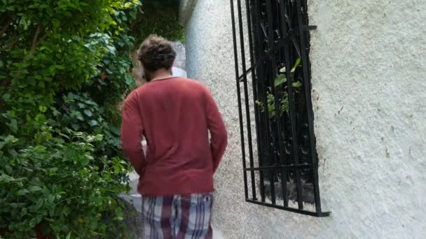 Man walking on narrow street of Athens — Stock Video