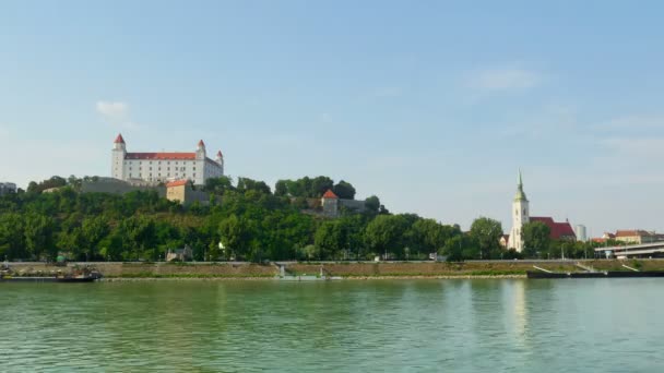 Widok zamku w Bratysławie — Wideo stockowe