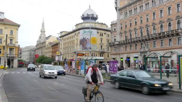 Gatutrafik i budapest — Stockvideo