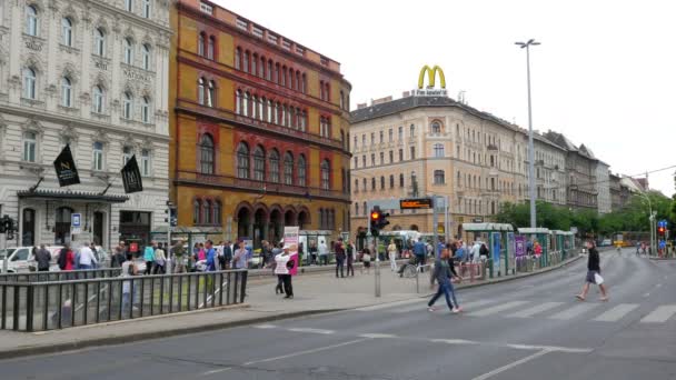 Tráfico callejero en Budapest — Vídeo de stock