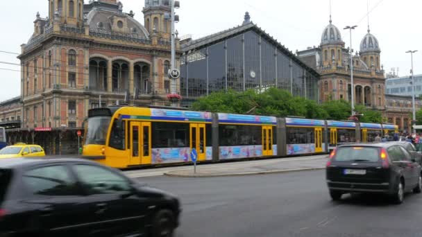 Gatutrafik i budapest — Stockvideo