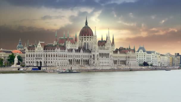 Pohled na Budapešť s budova parlamentu — Stock video