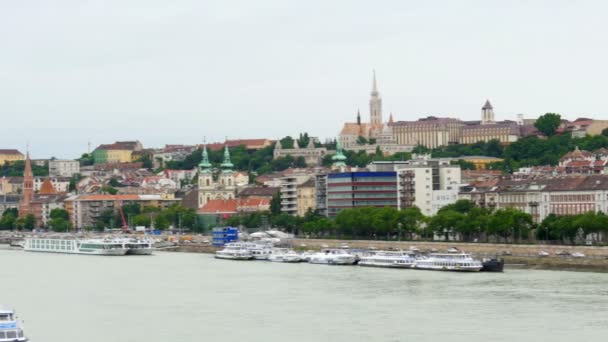 Edificio del Parlamento e fiume Danubio — Video Stock