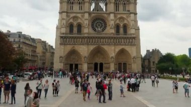 Notre dame Katedrali ve yürüyen turist