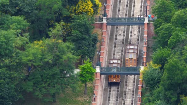 Människor på bergbanan i Budapest — Stockvideo