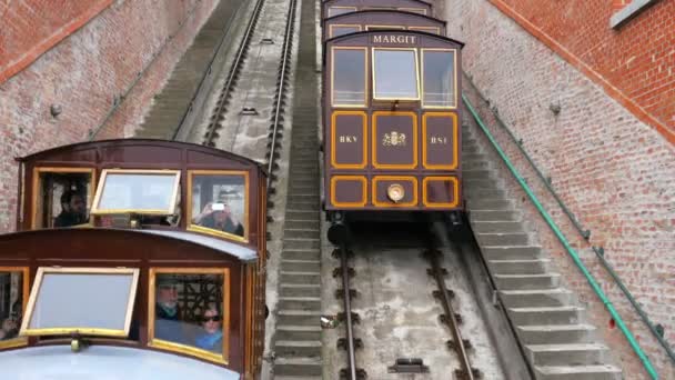 Gente en el funicular en Budapest — Vídeo de stock