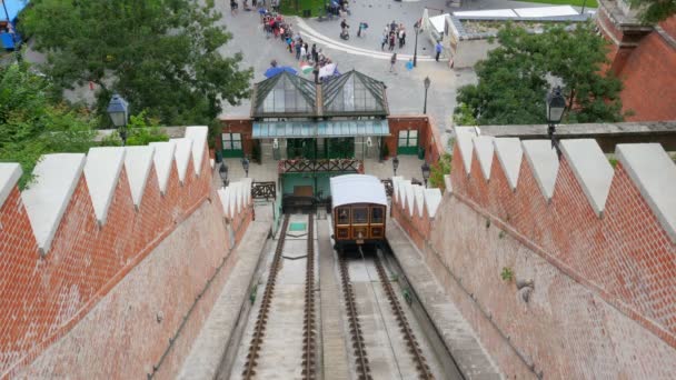 Gente en el funicular en Budapest — Vídeo de stock