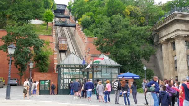 Pessoas no funicular em Budapeste — Vídeo de Stock