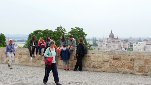 Människor njuta av utsikt över staden Budapest — Stockvideo