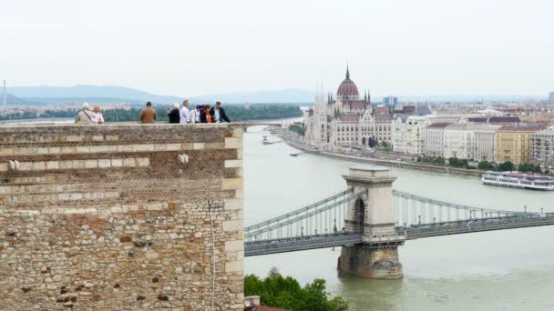 Människor njuta av utsikt över staden Budapest — Stockvideo