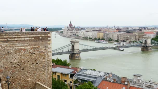 Menschen genießen Stadtblick von Budapest — Stockvideo