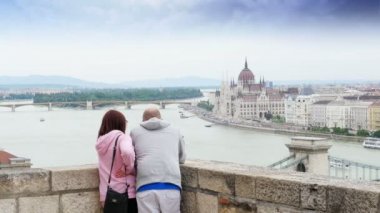 Çift Budapeşte nehir manzarasının tadını çıkarın.