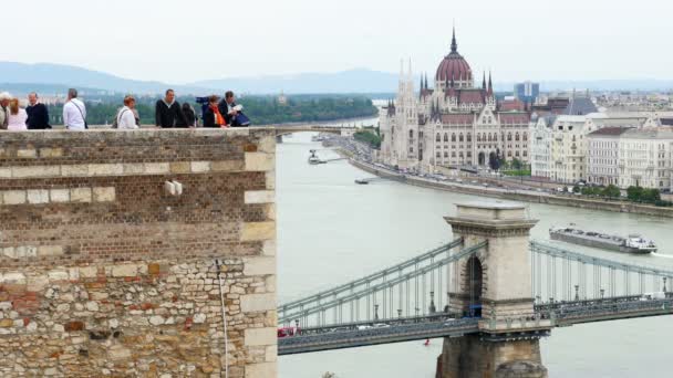 La gente disfruta de la vista de Budapest — Vídeos de Stock